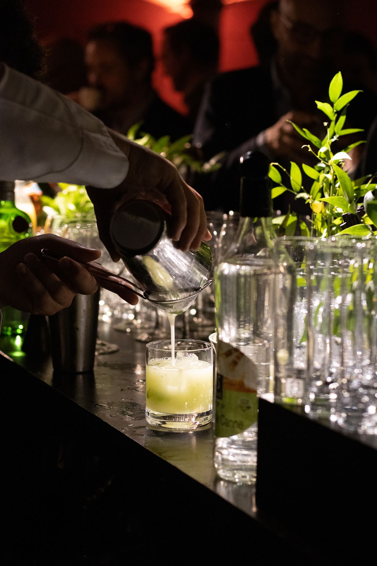 Barman et mixologists entrain de préparer