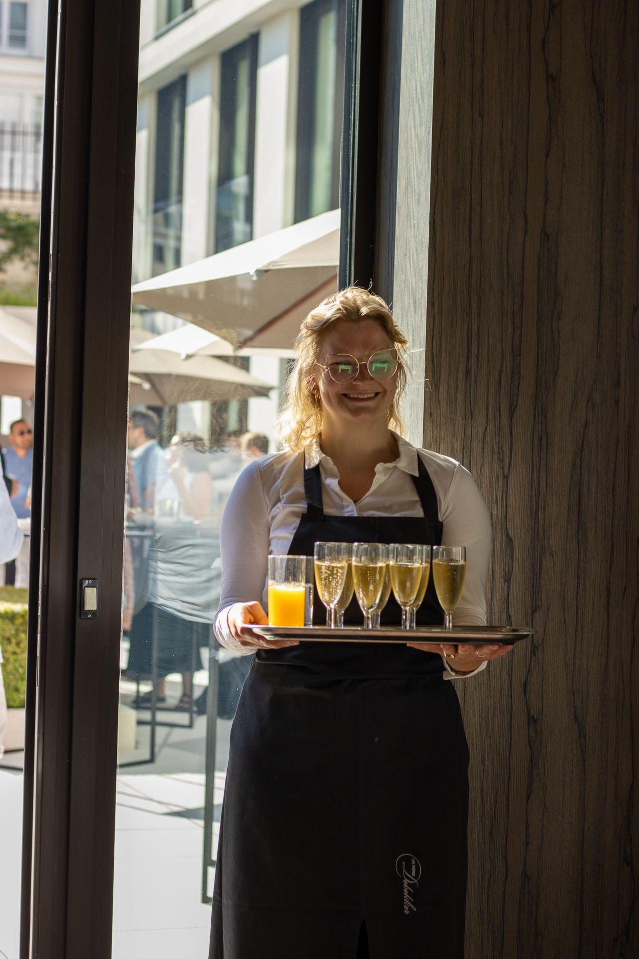service au plateau avec le sourire